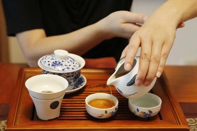 女生喝茶礼仪(喝茶礼仪女人手势须知)