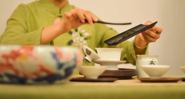 女生喝茶礼仪(喝茶礼仪女人手势须知)