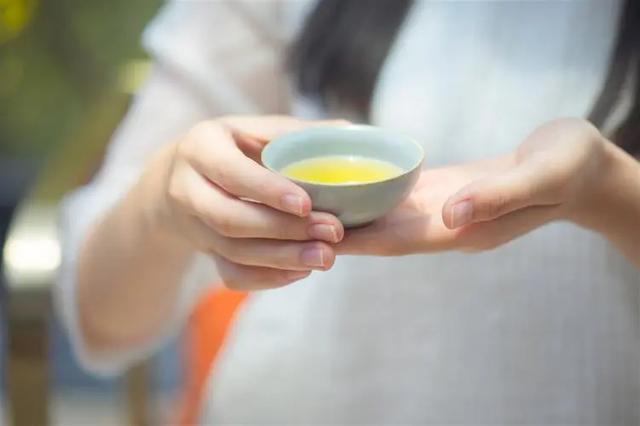 女生喝茶礼仪(喝茶礼仪女人手势须知)