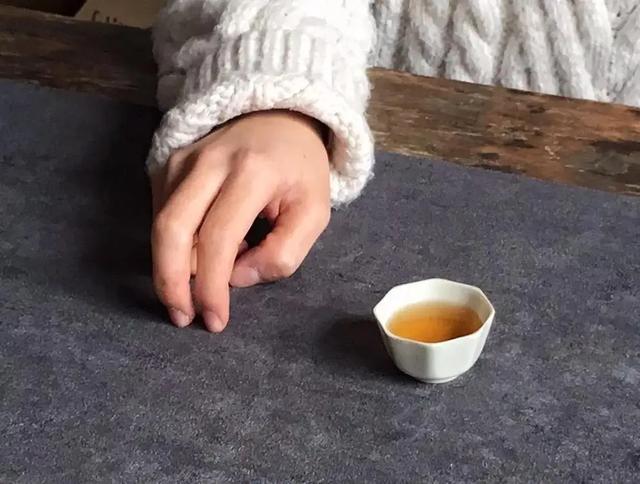 女生喝茶礼仪(喝茶礼仪女人手势须知)