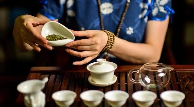 女生喝茶礼仪(喝茶礼仪女人手势须知)