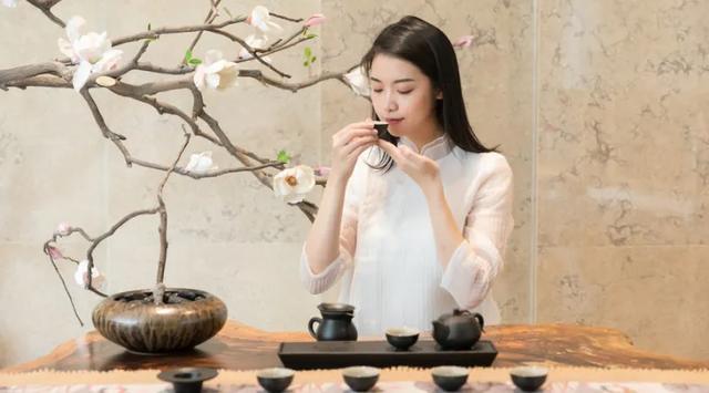 女生喝茶礼仪(喝茶礼仪女人手势须知)