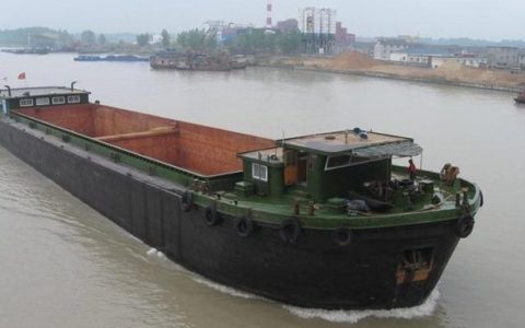 钢铁造的轮船为什么能浮在水面上，钢铁造的轮船为什么能浮在水面上呢