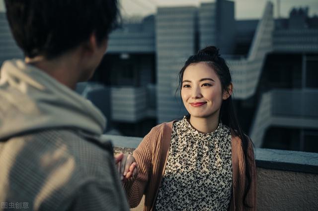 故事火车上，意外帮助大我五岁的陌生女人，与她的一场甜蜜情缘