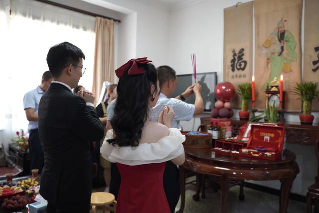 结婚司仪主持词简短，司仪主持婚礼词！