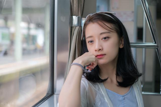 故事火车上，意外帮助大我五岁的陌生女人，与她的一场甜蜜情缘