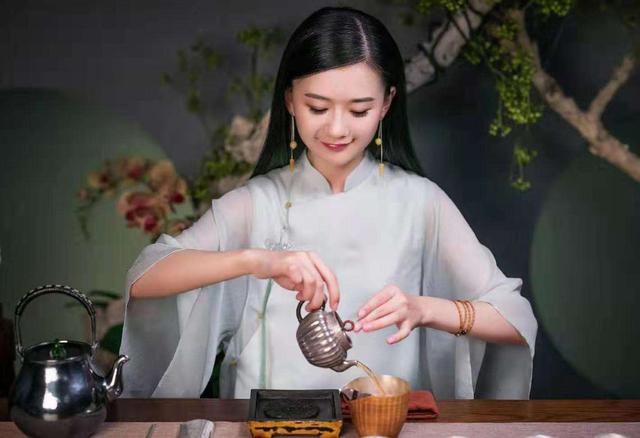 故事在茶馆，与比我大十岁的女人有一场艳遇，结局太意外