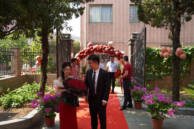 结婚司仪主持词简短，司仪主持婚礼词！