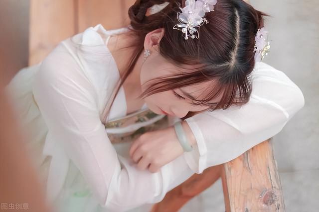 故事她天生凤命，可入宫五年却始终无子，皇帝亲临寝宫逼她让位