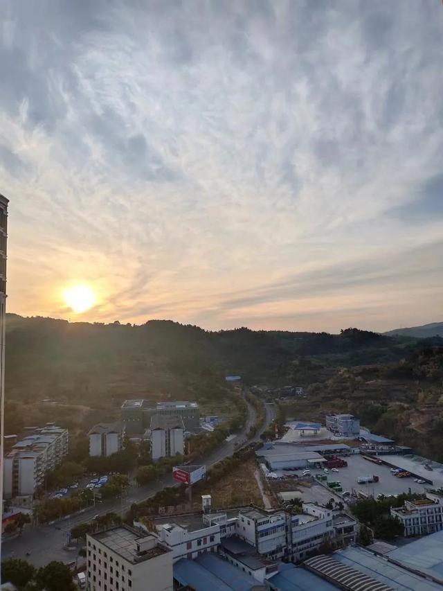 形容日出的唯美句子发朋友圈，发朋友圈日出的精美句子！
