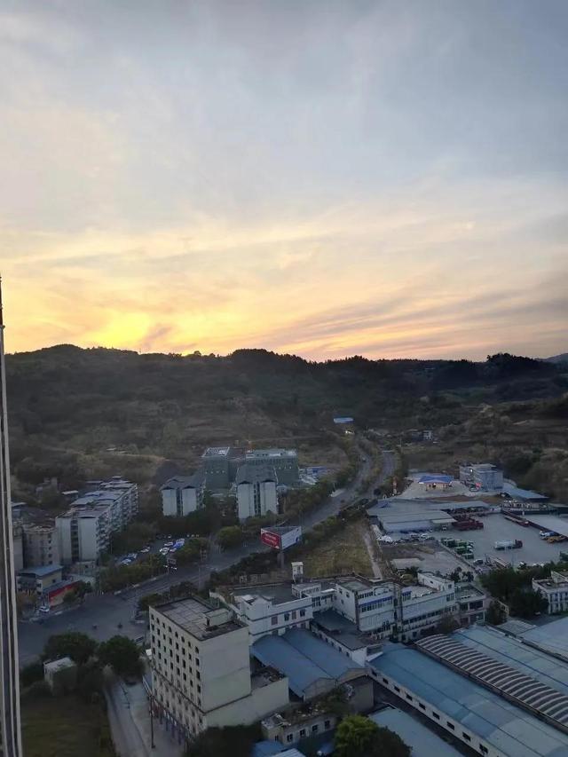 形容日出的唯美句子发朋友圈，发朋友圈日出的精美句子！