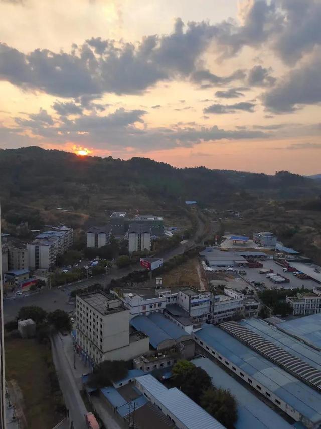形容日出的唯美句子发朋友圈，发朋友圈日出的精美句子！