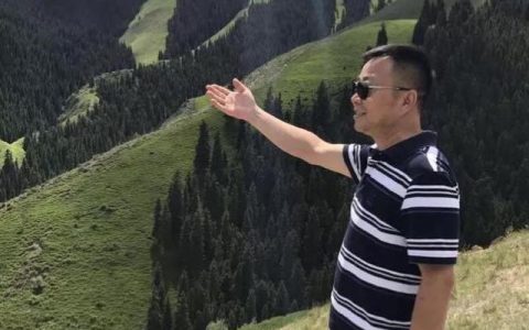 我的同班同学英语，我的同班同学英语作文！