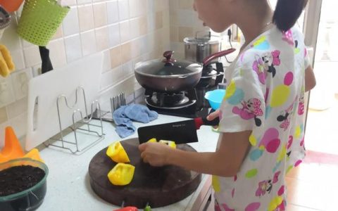 和妈妈一起做家务看图写话二年级，和妈妈一起做家务看图写话图片！