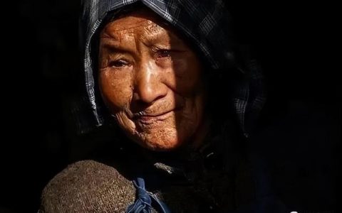 妈妈的爱诗歌朗诵稿，妈妈的爱诗歌朗诵小时候妈妈的爱！