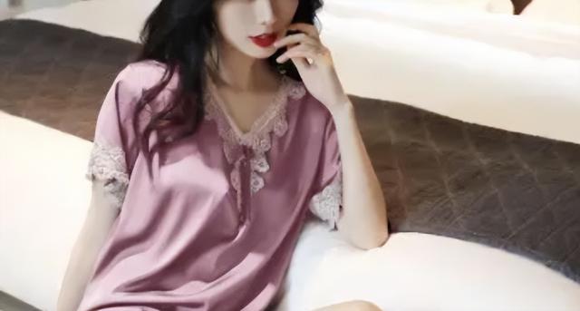 小妈半夜流泪，我去安慰她，却被她反咬一口