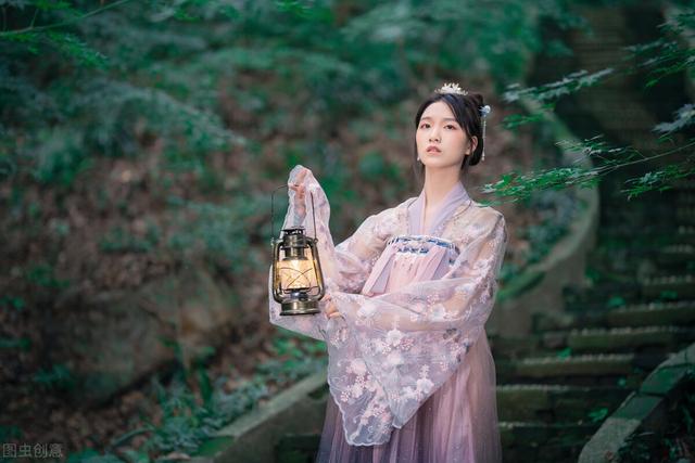 形容烟花绽放的句子，形容烟花绽放的句子三年级！