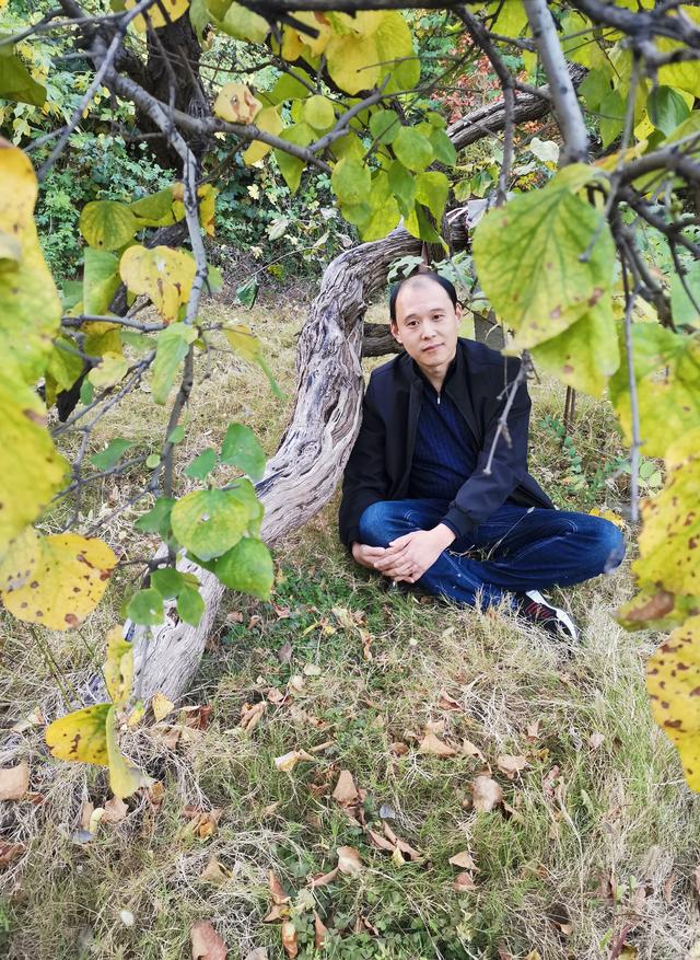 请以一位艺术家为例谈谈艺术与人生的关系，艺术与人生的关系论文！