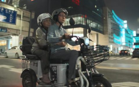 影片《妈妈》中国家庭的母女关系、社会关系