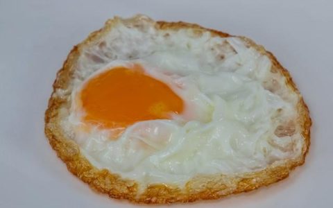 第一次煎鸡蛋的作文400个字，第一次做煎鸡蛋饼作文300字！