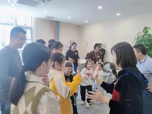 亲子互动小游戏室内两人，亲子互动小游戏的好处！