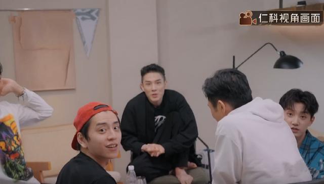 dv拍摄是什么意思，dv机和摄像机有什么不一样