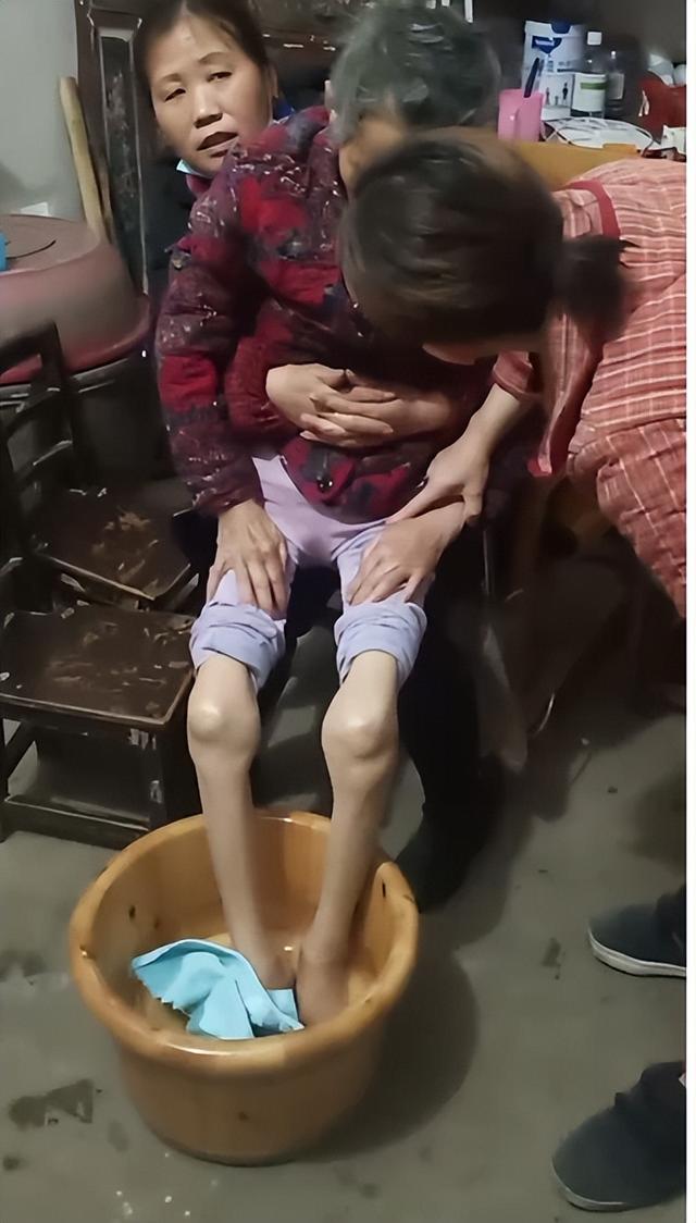 帮助老奶奶看图写话，一年级帮助老奶奶看图写话