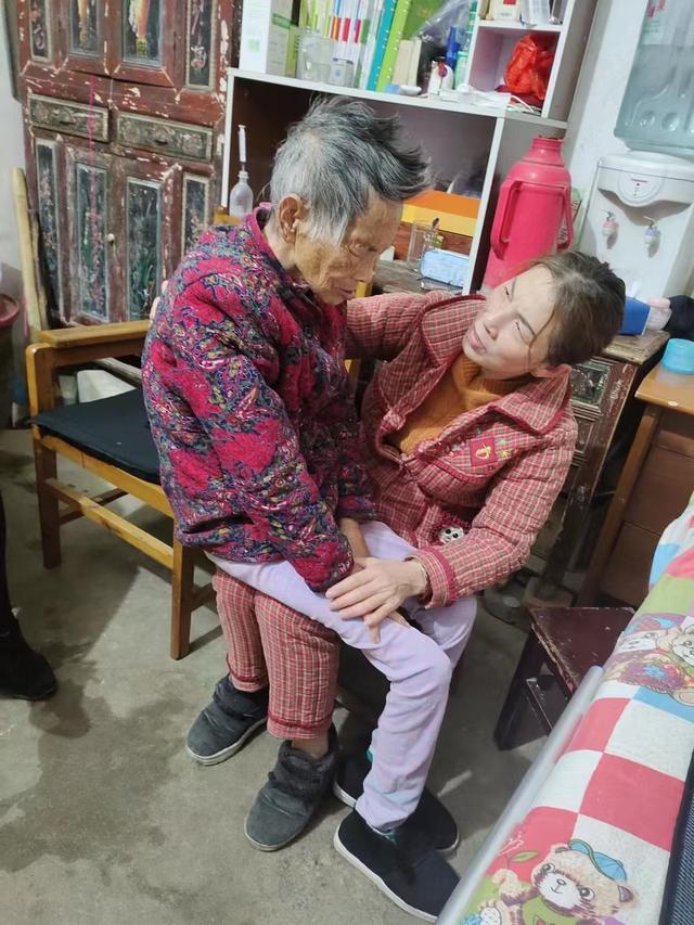 帮助老奶奶看图写话，一年级帮助老奶奶看图写话