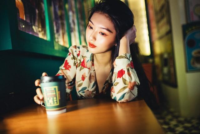 我是女服务员英语怎么说，你好我是服务员用英语怎么说视频