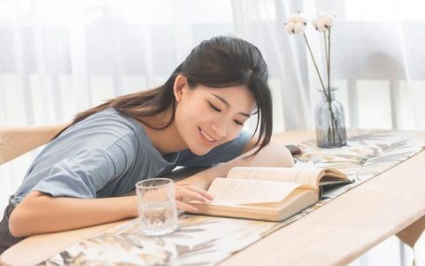 适合给女生讲的睡前小故事，睡觉前的故事给女朋友讲的