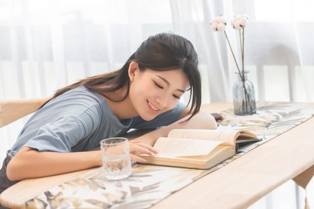 适合给女生讲的睡前小故事，睡觉前的故事给女朋友讲的