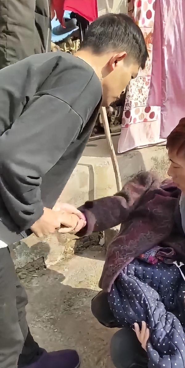 帮助老奶奶看图写话，一年级帮助老奶奶看图写话