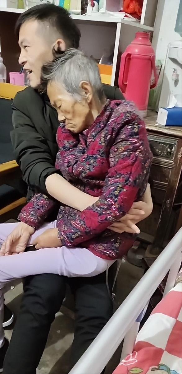 帮助老奶奶看图写话，一年级帮助老奶奶看图写话
