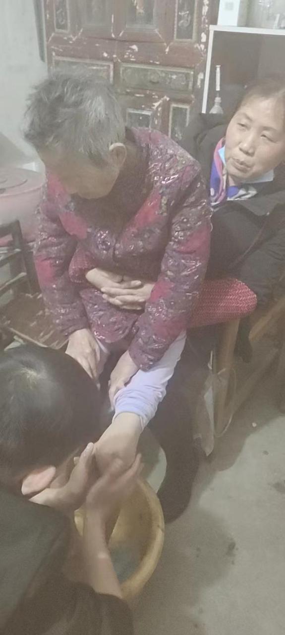 帮助老奶奶看图写话，一年级帮助老奶奶看图写话