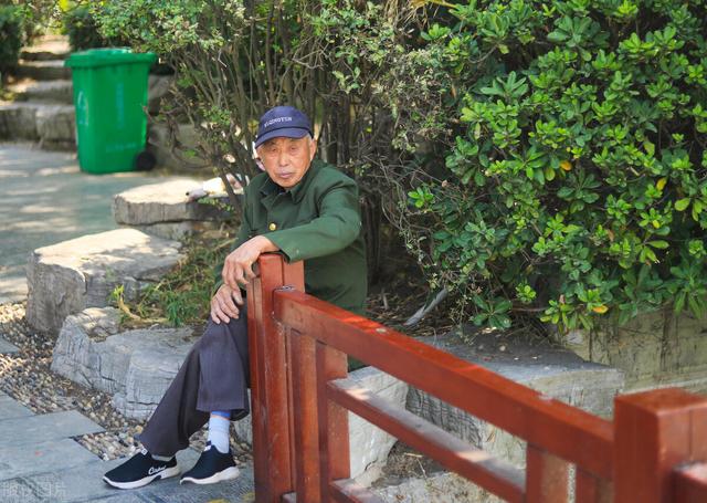 呢喃细语的意思是什么，呢喃细语的意思是什么三年级