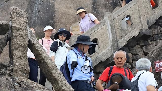 形容山峰的词语，峻峭高耸的山峰？